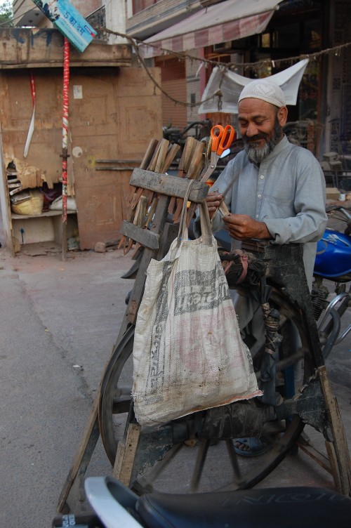 Livelihoods INDIA Sharpening knives for a living 