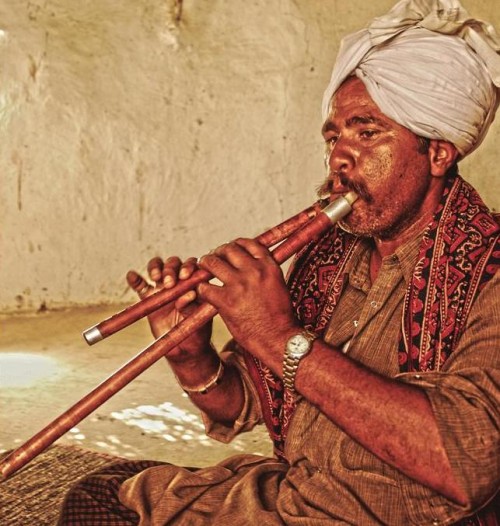 Ilahu Khan is an accomplished Satara player from the Barmer district. The Satara is a Rajasthani woodwind instrument adopted by Sindhi folk musicians, also called a Jori or Algoza.