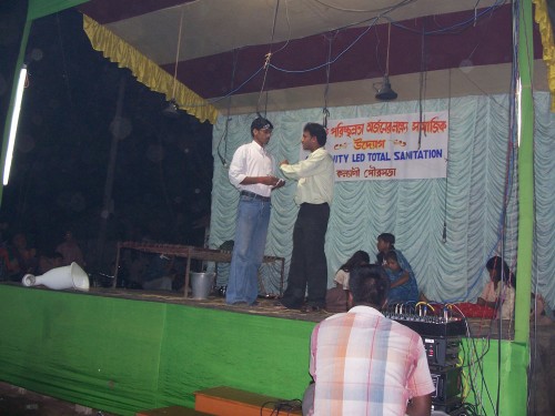 A play on the theme of sanitation being staged by the talented Harijan Para Slum Folk Theatre Group in a slum in Kolkata's Kalyani township. (Credit: Ajitha Menon\WFS)