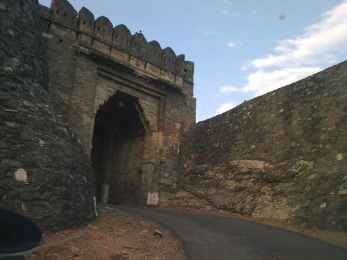 The preliminary stone archway. A kilometre from Kumbhalgarh fort
