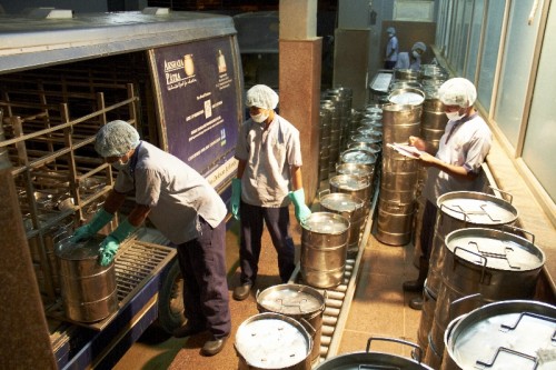 Food being loaded into delivery buses at Akshaya Patra