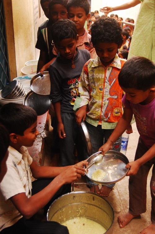 Distribution of food at school, Akshaya Patra