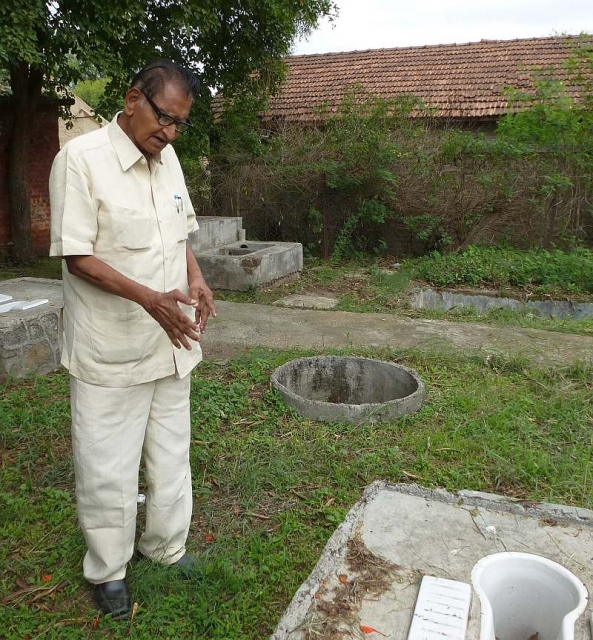 Dr. Mapuskar explaining the principles of the sopa sandas (Photo: Chicu Lokgariwar)