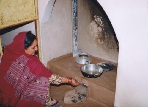 A lady using DEEP Chulha in her kitchen