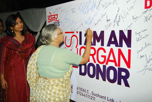 CM- Sheila Dixit Signing the donor card 