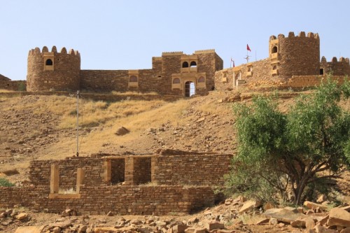 It was with a great sense of mystery that I visited the twin-villages of Kuldhara and Khaba, 30 kms to the west of Jaisalmer. These two, and 82 other villages, were deserted overnight by the Paliwal Brahmins after living there for over 5 centuries: from 1291 AD to 1825 AD.