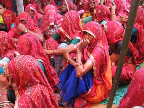 The concept of the 'sanjha chulha' (community kitchen) has been rekindled in the villages of Shekhawati region in Rajasthan, albeit with a little modification: Instead of the earthen oven, it is the sanjha gas that the Shekhawati women are sharing. (Credit: Abha Sharma\WFS)