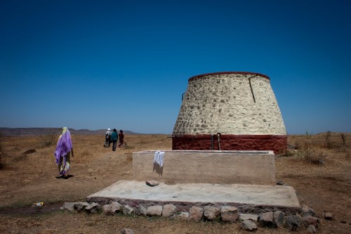 Thapewadi village:This tank supplies water to the entire village. The source of water for this tank is from a well constructed by Gram Panchayat. This well was built with Arghyam's funding.