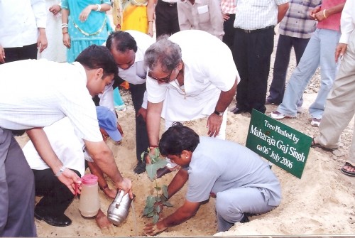 Maharaja Gaj Singh-II of Marwar-Jodhpur guiding on the water harvesting structures. He being also the Chairman of Jal Bhagirathi Foundation, set up by him jointly with Magsaysay awardee waterman Mr. Rajendra Singh.