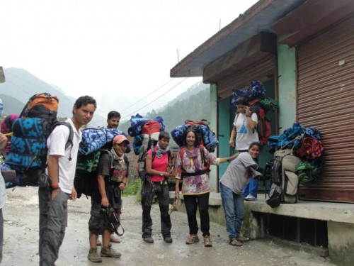 Anusha (in pink t-shirt) with Yashwant Panwar (in white, on the left)  and Guneet Puri (wearing a cap) on relief operations with TRC