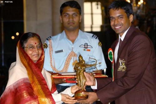 Gopi Chand receiving the Dronacharya Award 