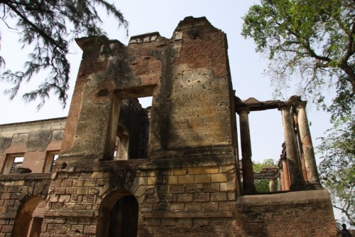 But the graveyard near the church shows the Great Imperial Divide. The Britishers have individual tombstones with flowery epitaphs engraved on them, whereas the Indians who fought for the British against their own brethren have been given an anonymous mass burial. Perhaps it was poetic justice for having betrayed their own brothers!