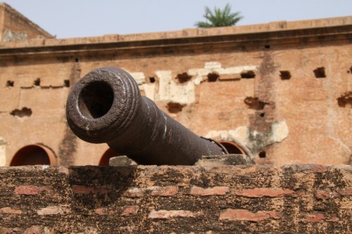 The advancing troop of freedom fighters trapped them inside the Residency in one of the bloodiest and longest sieges in the history of mankind. Supplies of food, water and medicines were completely cut off, and a fierce battle raged on. 