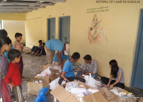 The volunteering team setting up a camp at Sanglai