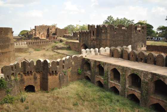 A view of a part of the fort from Rangeen Mahal.