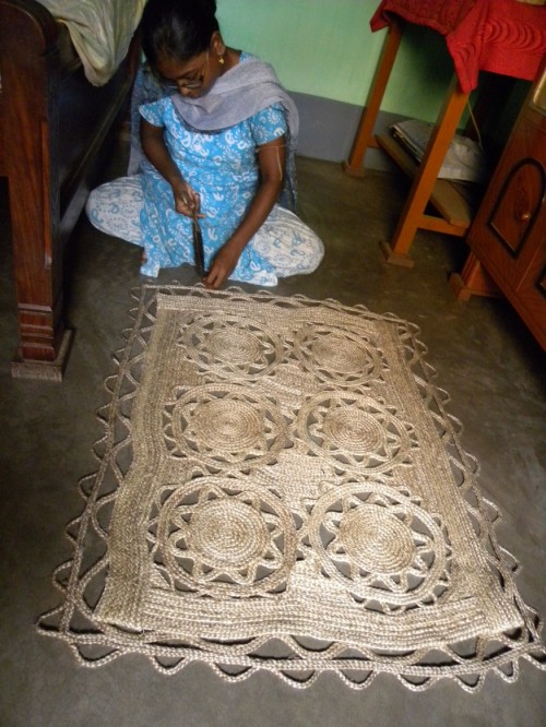  A young student creates a jute carpet.