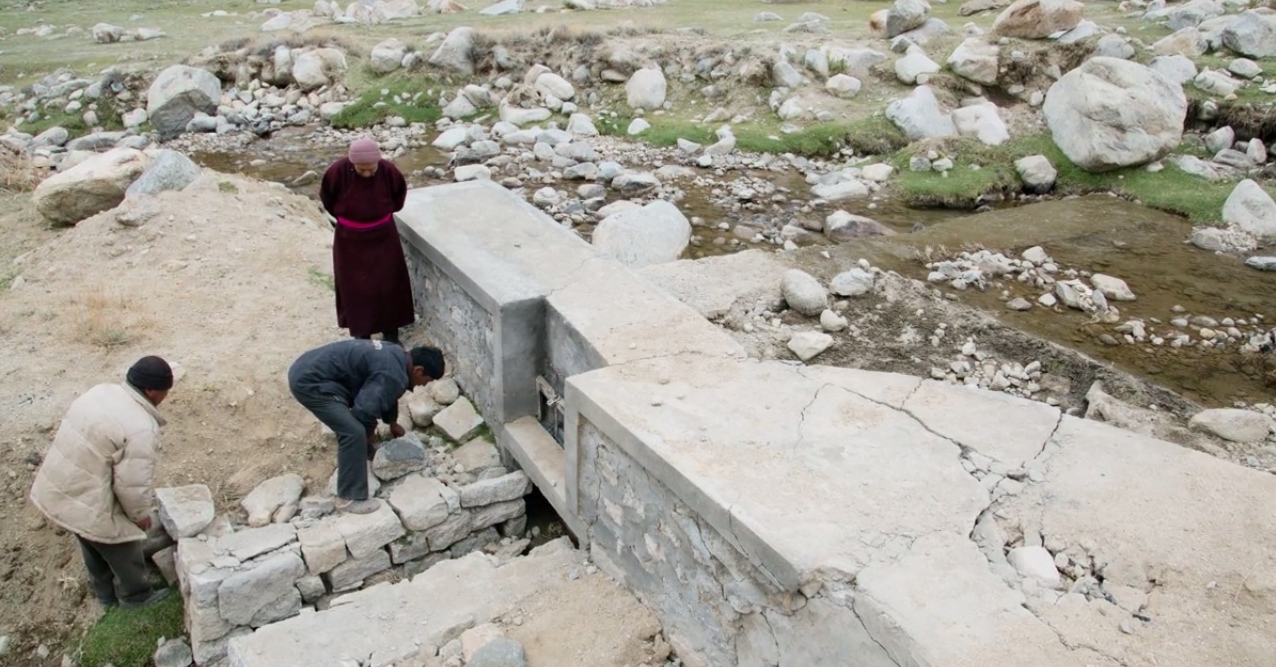 retaining walls for artificial glacier