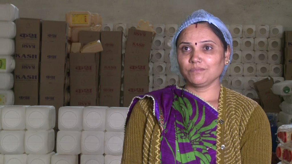 Asha Soni, who works in the soyabean oil packaging unit of Keshav Industries, firmly believes in the merits of fortified oil and feels that it is truly an inexpensive solution to her family’s health problems.