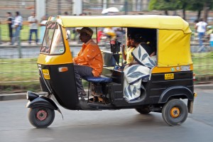 An Auto Driver Returned Cash and Jewelry Worth Rupees One Lakh