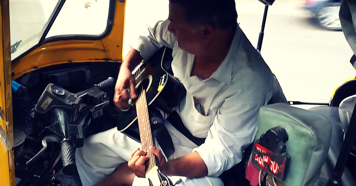 VIDEO: Watch an Auto Driver Surprise his Passenger by Strumming the ‘Sholay’ Theme on his Guitar
