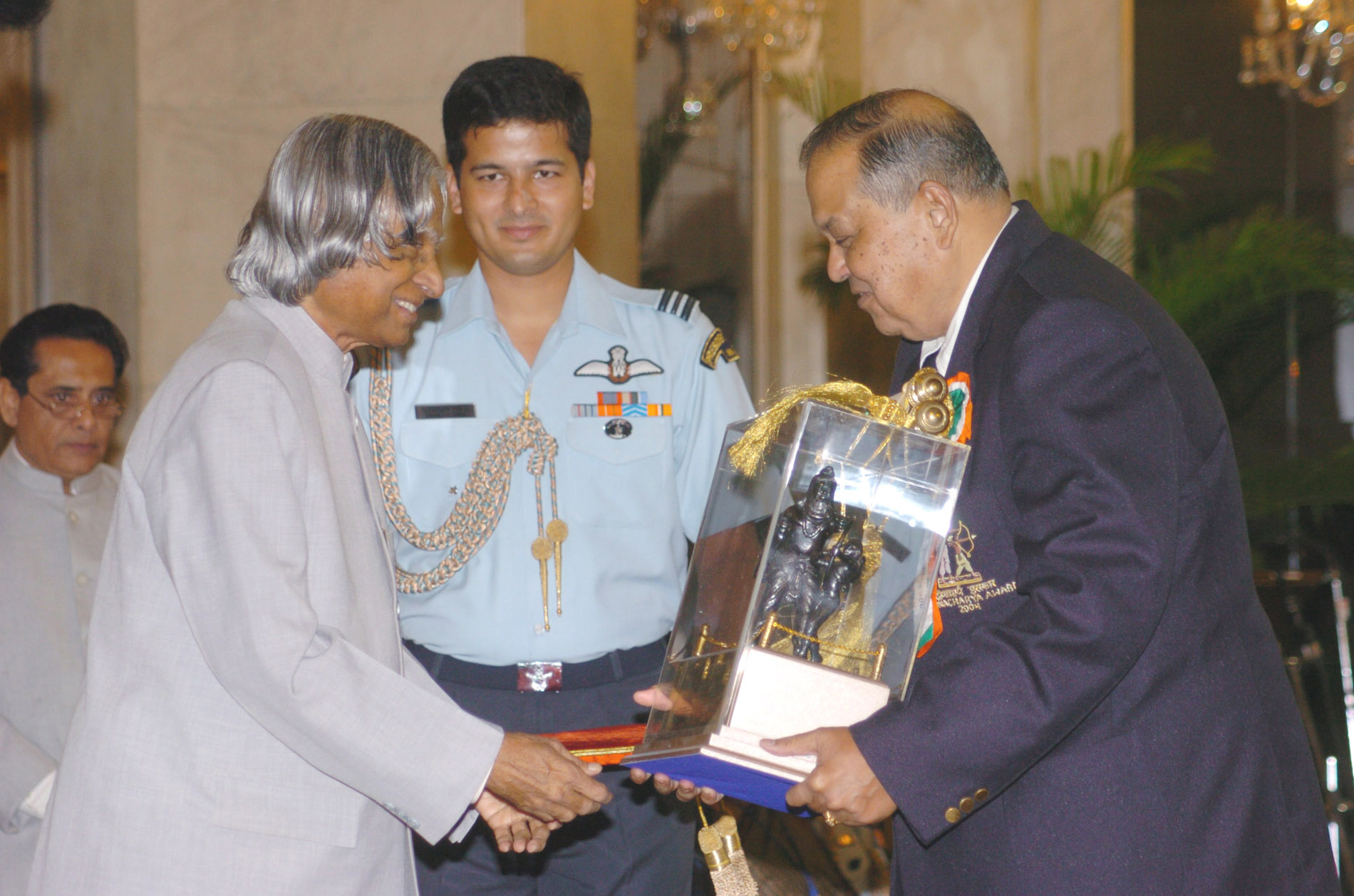 The President Dr. A.P.J. Abdul Kalam presenting the Dronacharya Award for the year 2004 to Shri Arvind Savur for Billiards & Snooker. (Credit: photodivision.gov.in)