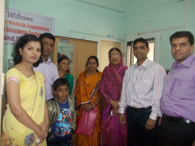 On extreme left, Dr. Sonali Mane and on extreme right, Dr. Swapnil Mane with a patient’s family