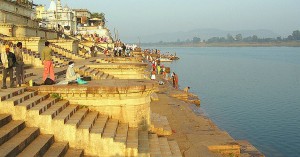 How Devotees are Keeping Narmada Clean and Feeding Poor Kids at the Same Time
