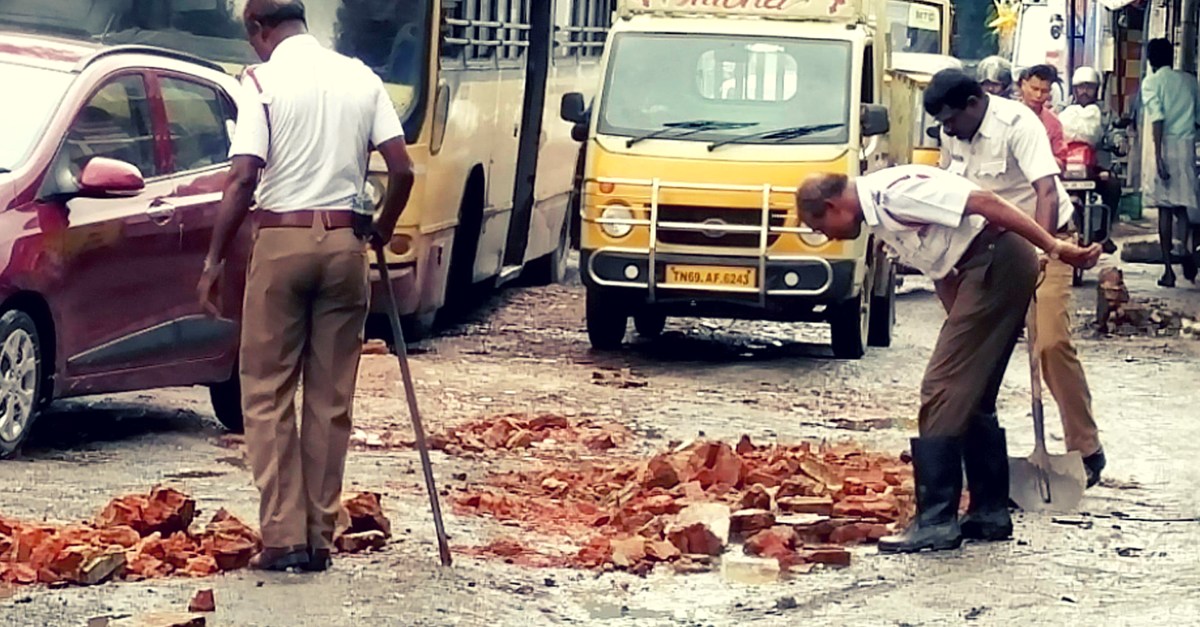 3 Policemen Carried Bricks And Filled Potholes Created by #ChennaiRains