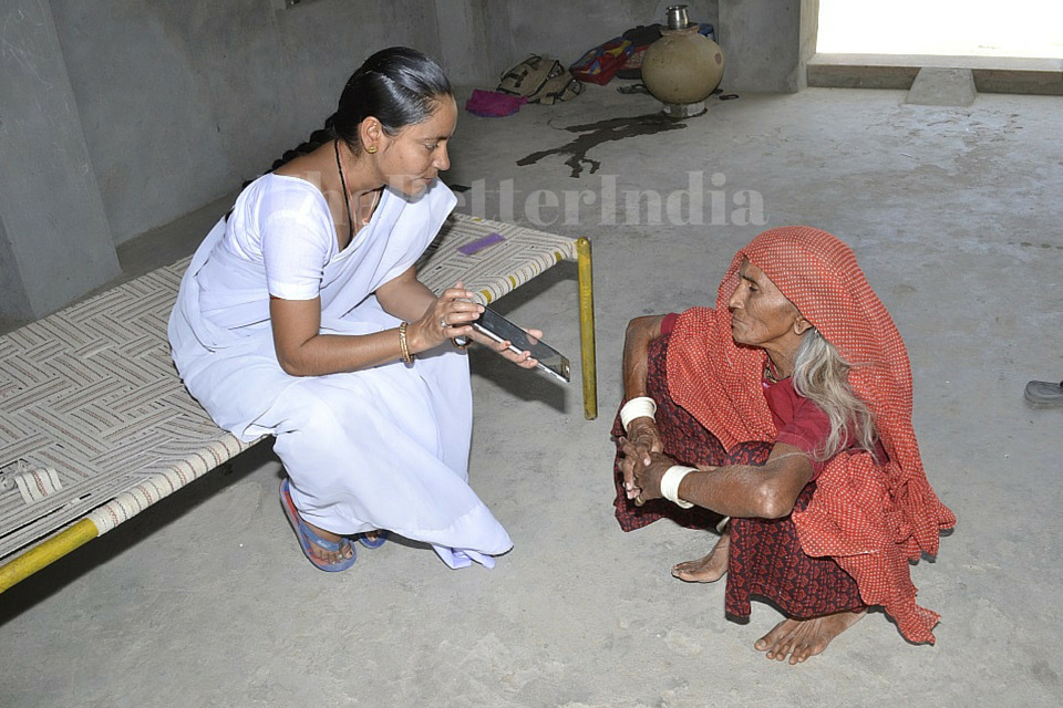 The ANMs are now able to make illiterate rural women understand complicated health issues like anaemia or malnutrition through educative videos on their smart tablet. (Credit: Jalaram\WFS)