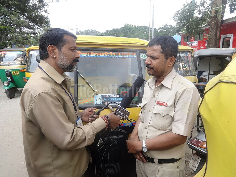 Shiv Kumar (left) interviewing an auto driver 