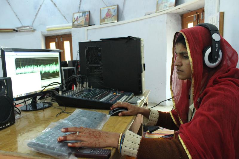 Aarti at the editing table. Photo: Barefoot College