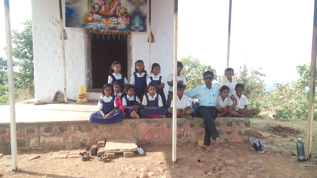 Sanjeev Deshmane with the kids of Pimpaldhara