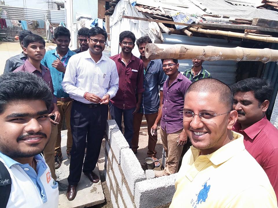 Coimbatore Municipal Commissioner Vijayakarthikeyan (Center) with the volunteer team