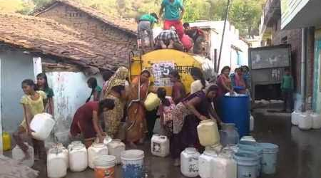 Residents crowding around a water tanker in Shivpuri.
