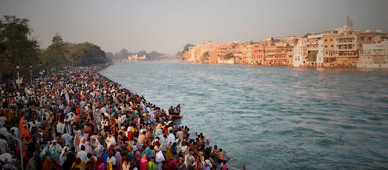 Bathing_ghat_on_the_Ganges_during_Kumbh_Mela,_2010,_Haridwar