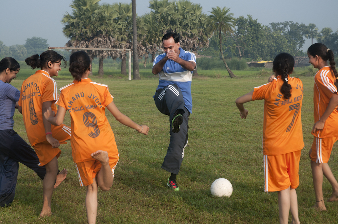 Tiwary coaching the girls