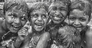 IN PHOTOS: These Black & White Pictures Capture India's Soul. In it's Beaches, Streets & People!