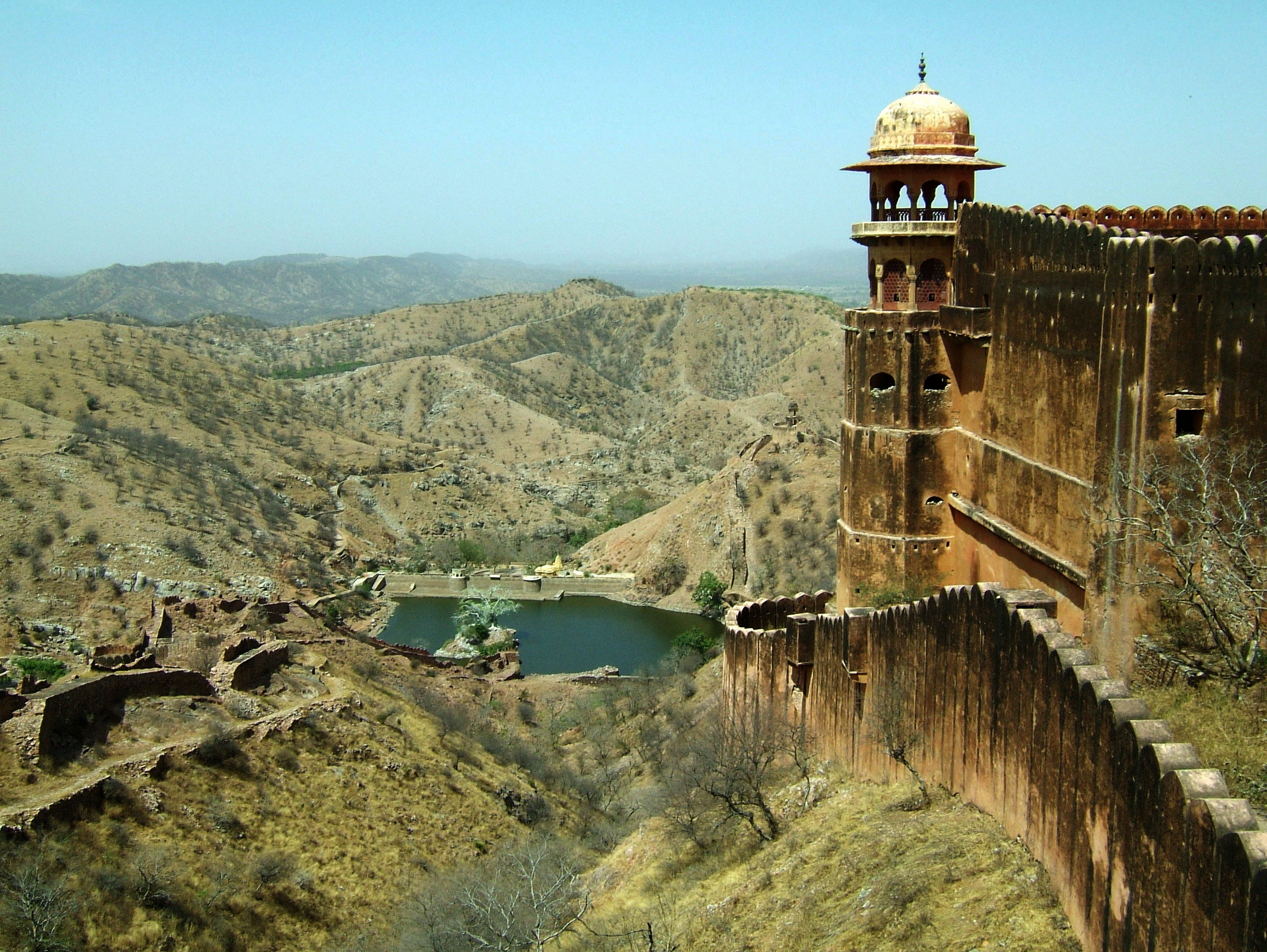 Rajasthan-Jaipur-Jaigarh-Fort-perimeter-walls-Apr-2004-01
