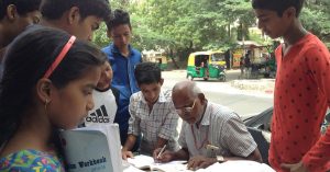 Meet 'Uncle' Shyam Bihari Prasad, the Retired BSNL Officer Teaching Kids on a Pavement in Delhi