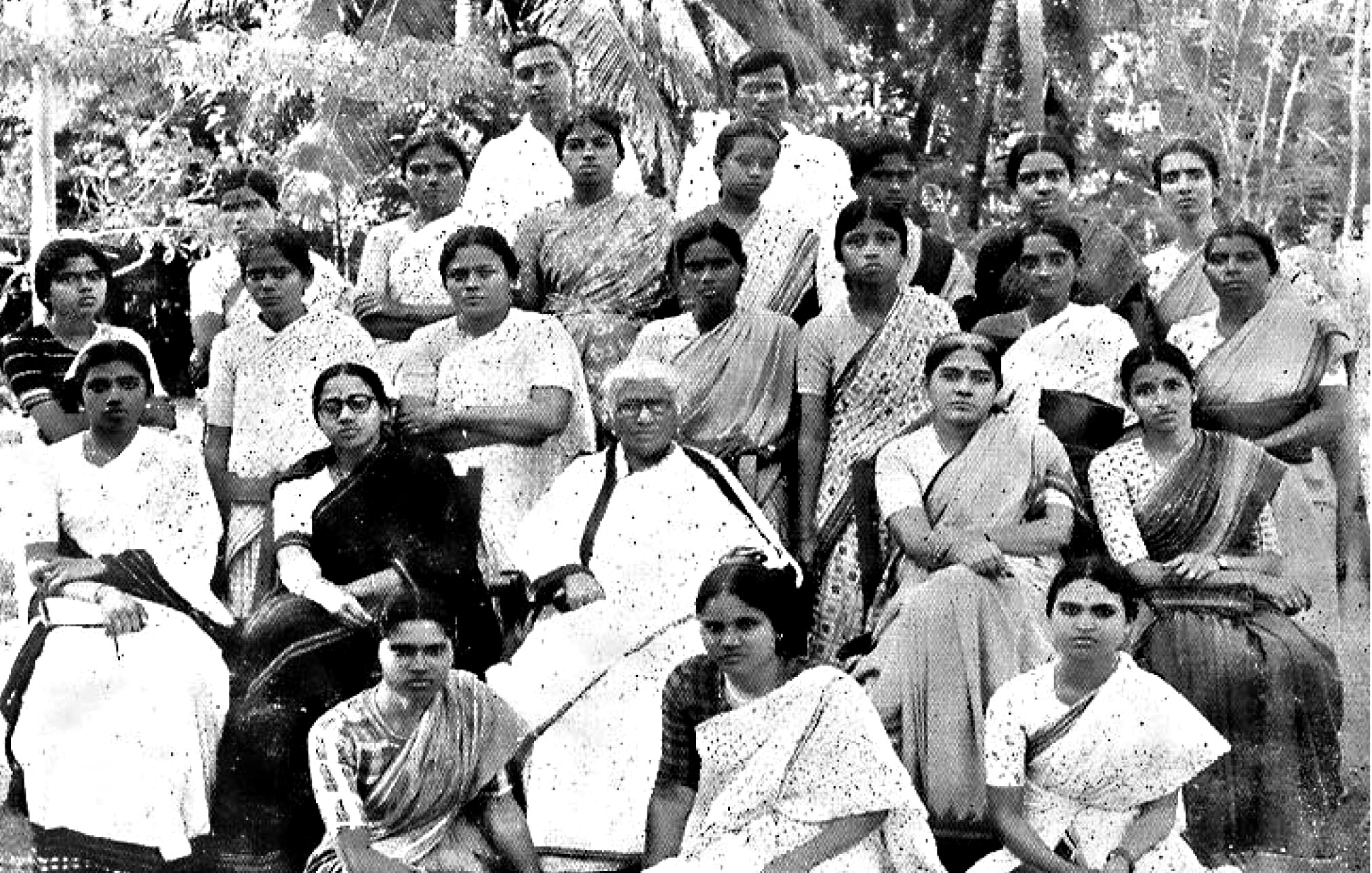 Dr Muthulakshim (Centre) with members and staff of the Avvai Home