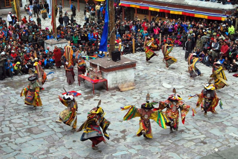 1371563201-hemis-monastery-monks-perform-masked-dance-during-tsechu-festival_2168016