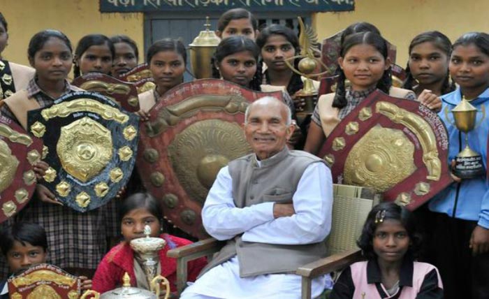 Meet 87-Year-Old ‘Tauji’, the Force Behind Tribal Girls’ Education in Naxal-Infested Bastar