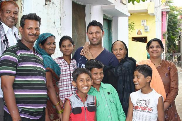 Saroo-Brierley-with-family