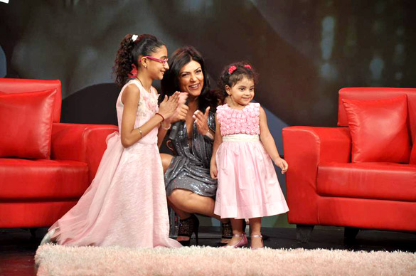 Sushmita_Sen_at_Raveena's_chat_show_for_NDTV_(2)