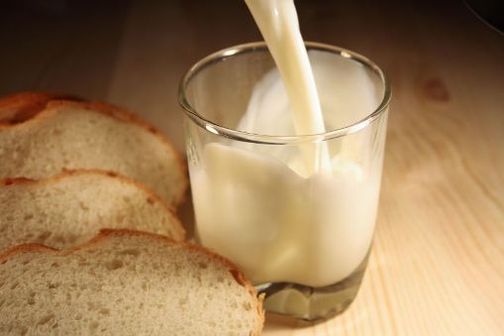 glass_of_milk_and_bread_large