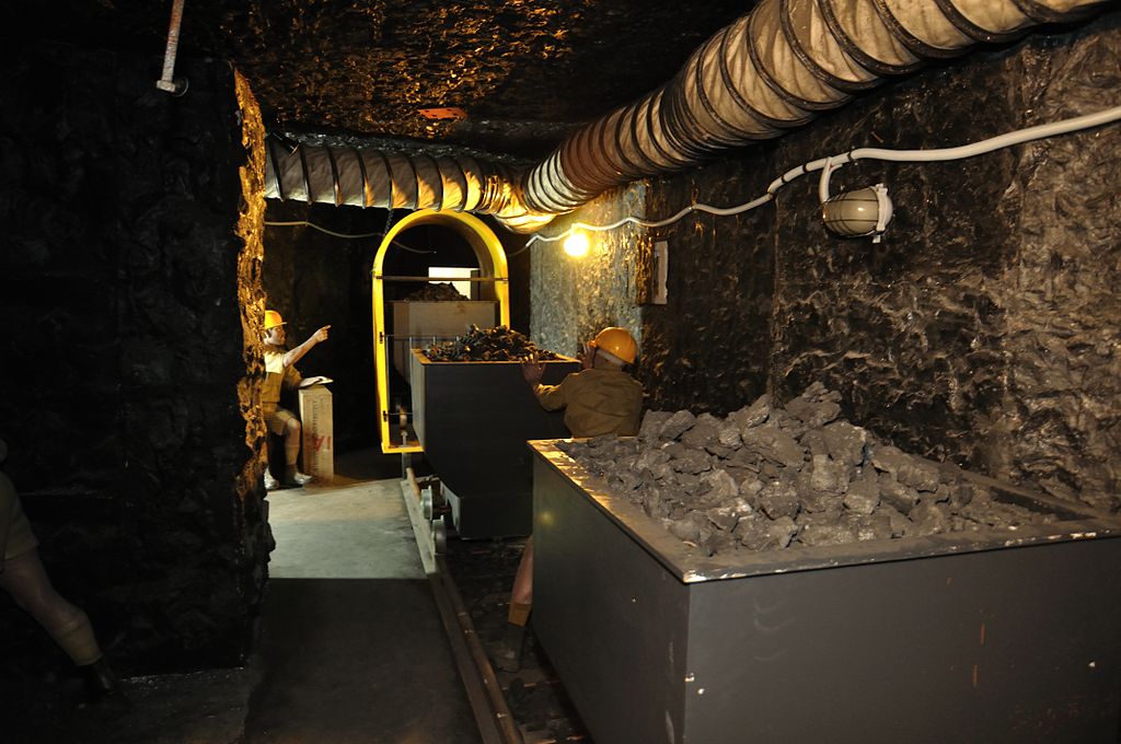 1024px-mock-up_coal_mine_-_ranchi_science_centre_-_jharkhand_2010-11-28_8335