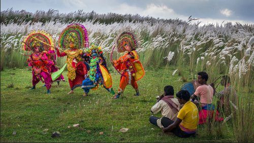 Performers practicing before the show (Image by Saumalya Ghosh)