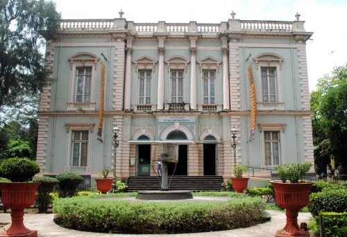 dr-_bhau_daji_laad_museum_facade