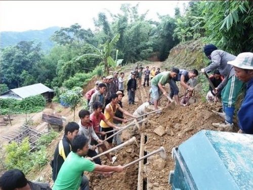 Shangnaidar Tontang motivated local villagers to step up and take on the task of clearing the debris off the roads.