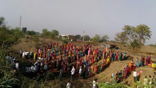Villagers offering shramdan